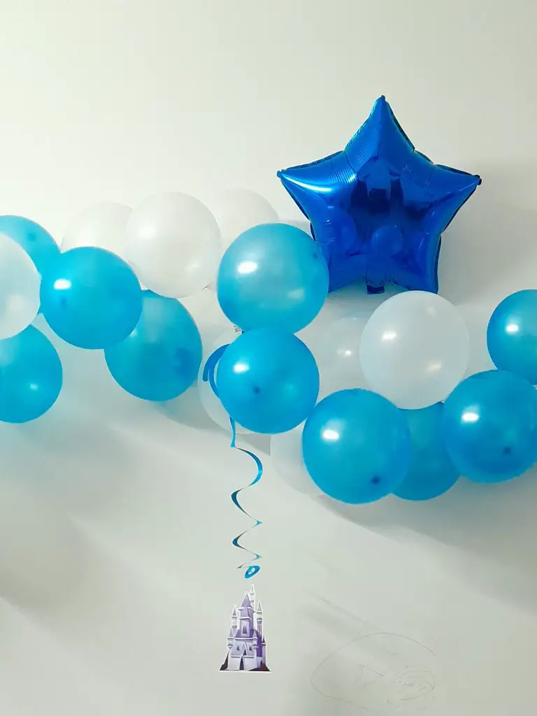 Frozen-themed birthday party balloon decor